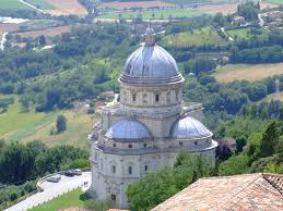 Situata a pochi chilometri da Perugia e Orvieto, la cittadina è circoscritta tra tre cerchia di mura (etrusche, romane e medievali) che racchiudono innumerevoli tesori.