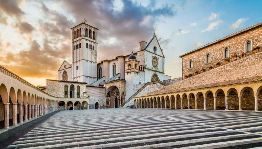 Assisi è Patrimonio UNESCO ed ospita la Basilica di San Francesco, patrono d'Italia